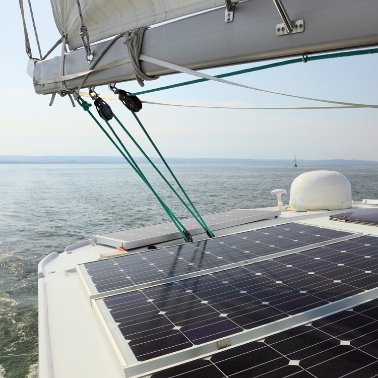 Solar sailing. Солнечные панели на катер. Солнечные панели на яхте. Солнечные батареи на парусной яхте. Стойка на яхту для солнечных панелей.